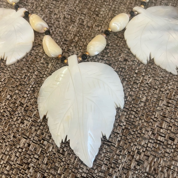 ❣️Boutique Handmade Shell Leaf Accent Necklace❣️ - Picture 4 of 5